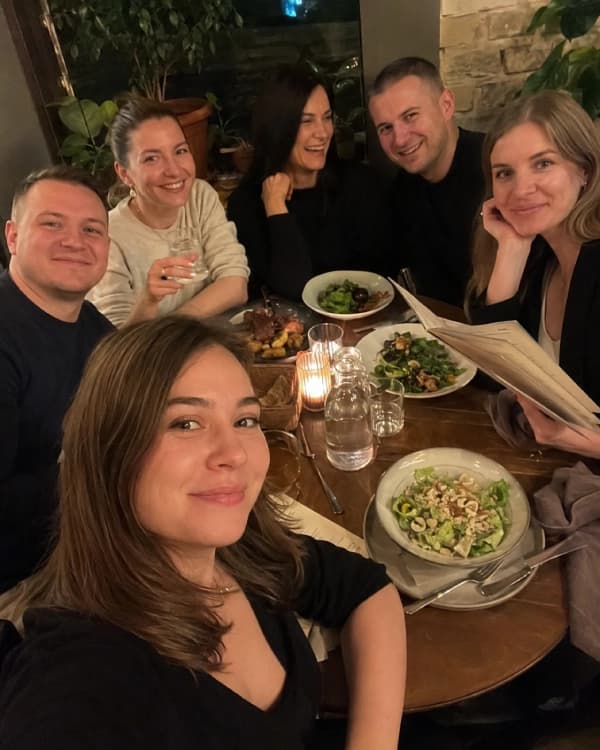 Компания участников за ужином