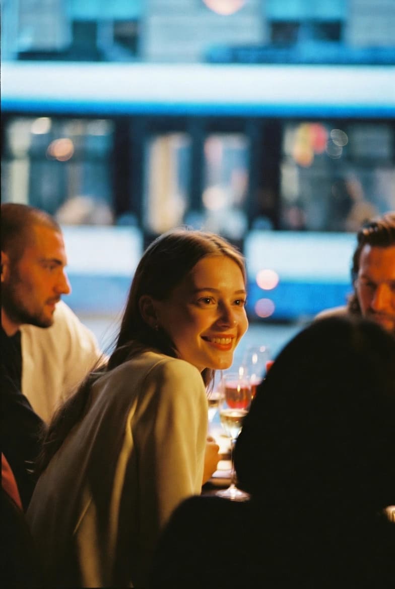 Компания из шести человек за ужином в Москве